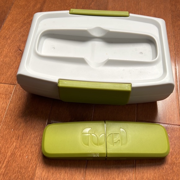 Home presence fuel bento lunch box with lid and silverware. - Picture 2 of 9
